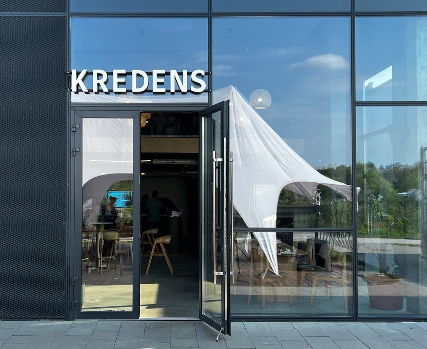 Вхід до кав'ярні KREDENS Duck's Lake